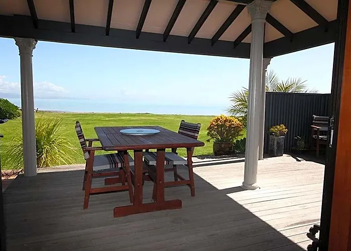 Te Puru Beach Lodge