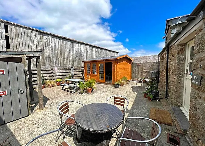 Lands End Hostel And B&B