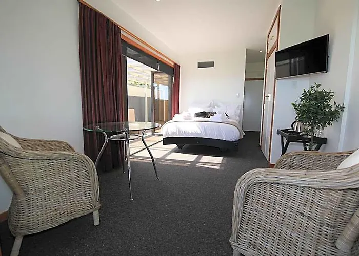 Te Puru Beach Lodge
