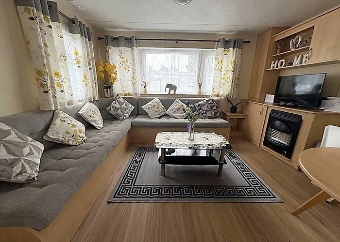 Bright Family Caravan With Deck & Bbq At Seawick Holiday Park, Clacton