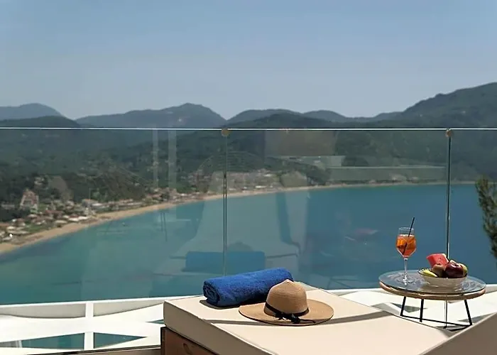 Zeus Throne Suites