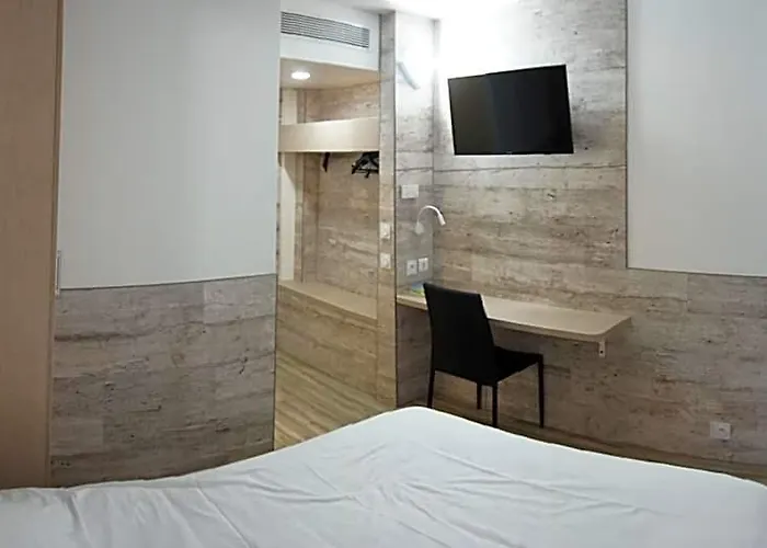 Logis Hotel Acotel Avignon Nord