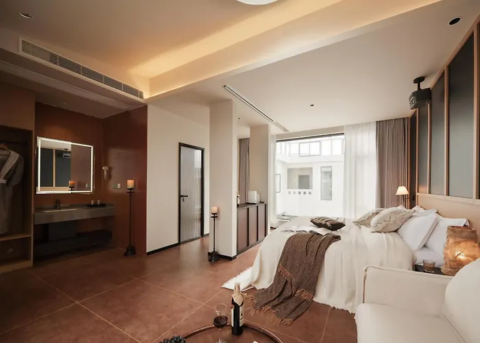 Mountain And Awakening Moon Mont Luna Designer Homestay Shangri La Dokham City Ancient Town Hotel,Provide High Speed Rail Station Pick Up Service
