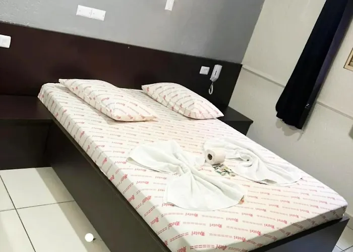 Hotel Divisa poá