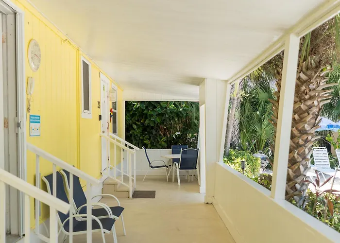 A Tropical Breeze Beach Club - Anna Maria Island