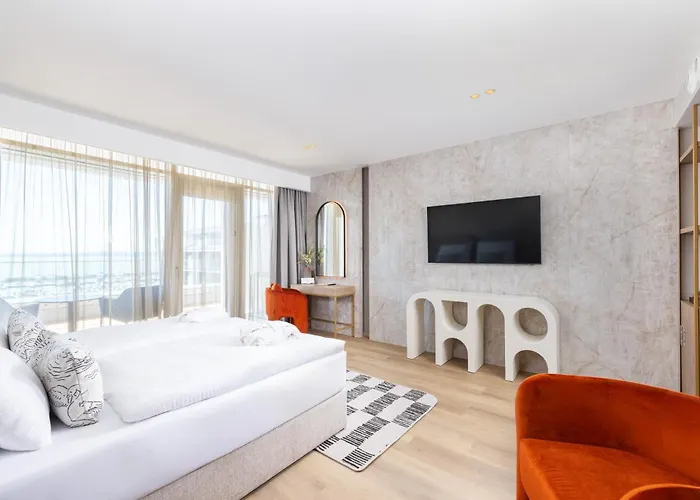 Birges Hotel Lifestyle And View