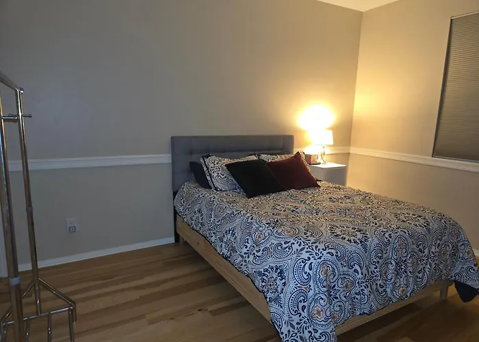 Monthly Stay Furnished Room With Swimming Pool, Easy Parking In Peaceful Temecula Home