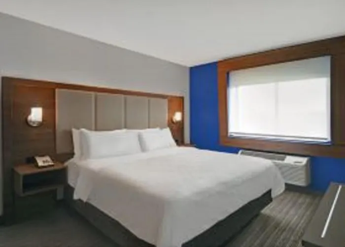 Holiday Inn Express & Suites - Detroit - Dearborn By Ihg