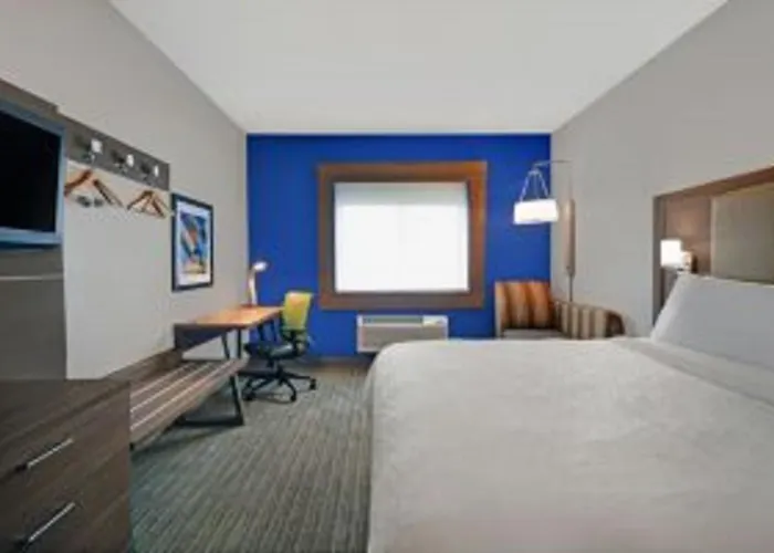 Holiday Inn Express & Suites - Detroit - Dearborn By Ihg