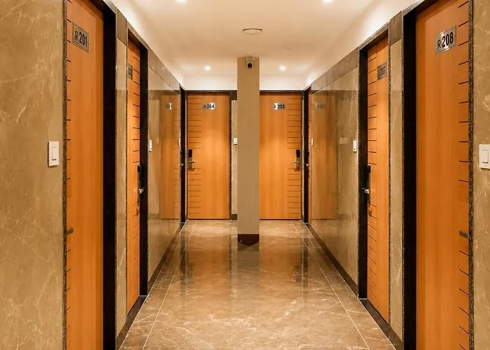 Royal Regal-Rooms & Suites
