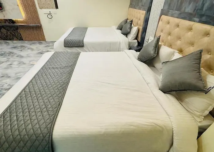 Luxury Hotel Madhavi Elite"S