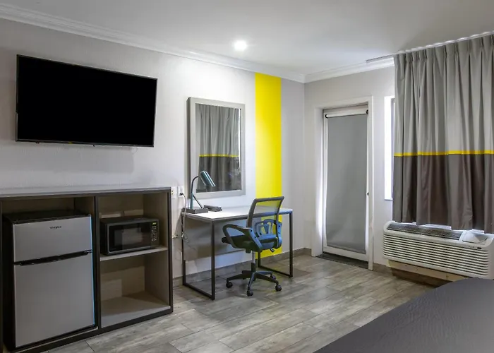 Super 8 By Wyndham Mesa Downtown Near Convention Center