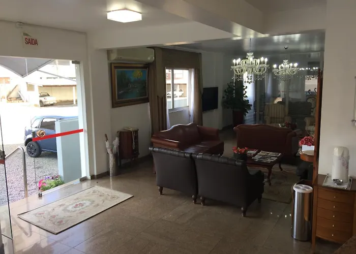 Colle Tourist Hotel Luxo