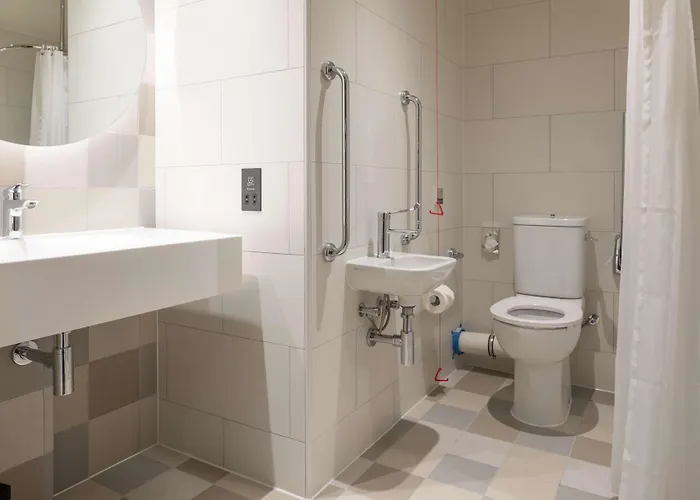 Hampton By Hilton Ashford International