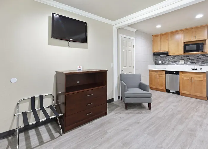 Le Blanc Inn & Suites