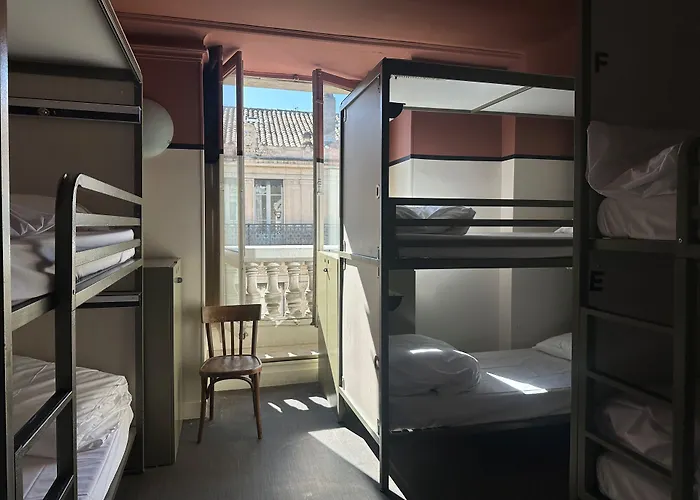 Auberge De Jeunesse Hi Avignon
