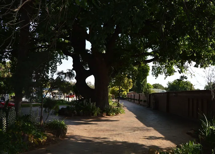 Airport Gardens Boutique Hotel