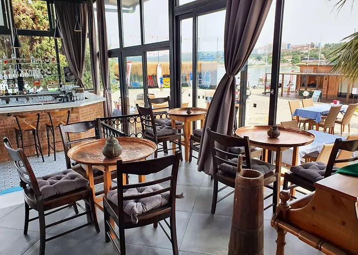 Maya Bistro Hotel & Beach