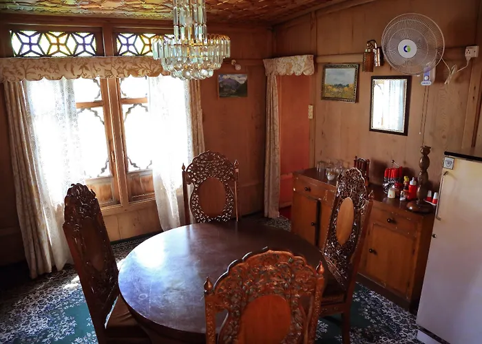 Houseboat Zaindari Palace