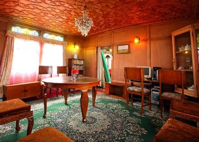 Houseboat Zaindari Palace