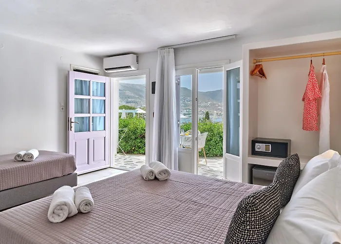 Akrotiri Hotel