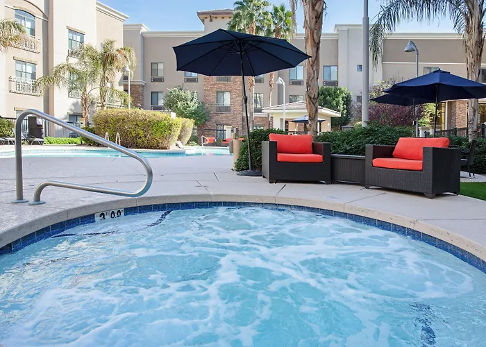 Holiday Inn Express & Suites Phoenix Glendale Dist By Ihg