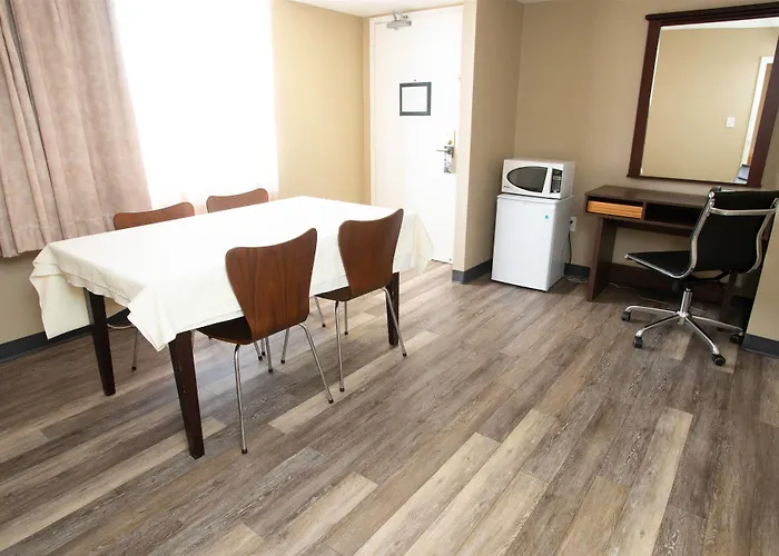 Super 8 By Wyndham Mississauga