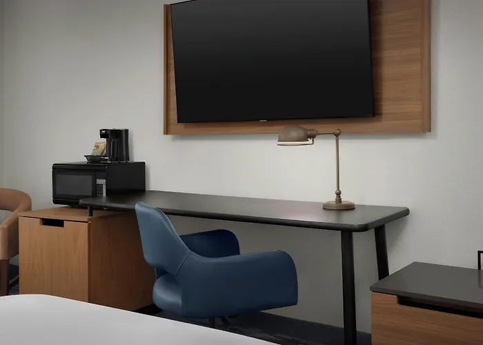 Fairfield Inn & Suites By Marriott Rogers