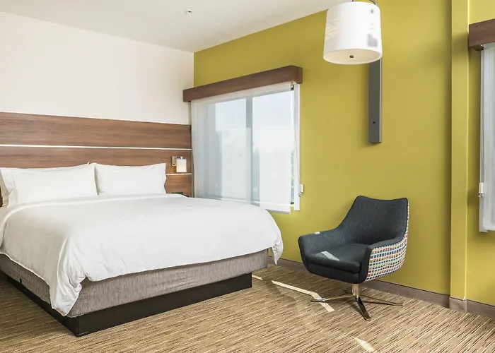 Holiday Inn Express & Suites - Lake Forest By Ihg