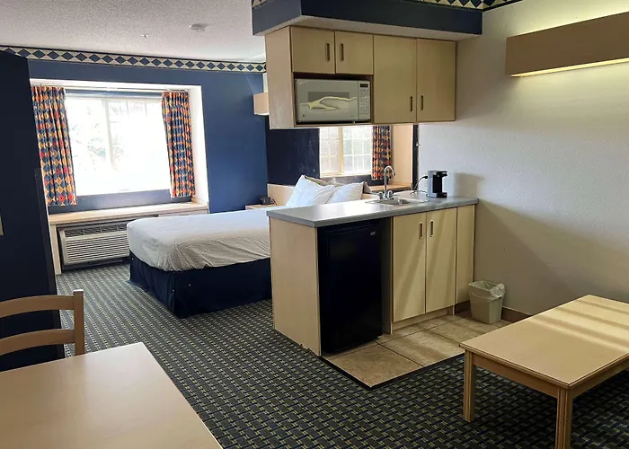 Days Inn & Suites By Wyndham Hutchinson