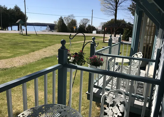 Harbor Light Inn