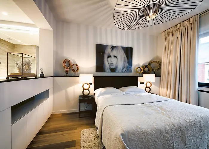 Charles Home - Grand Place Aparthotel