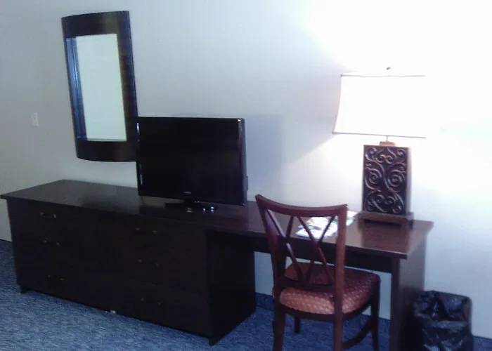 5Th Avenue Inn & Suites
