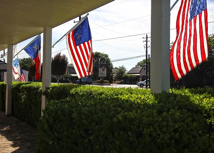Peach Tree Inn & Suites
