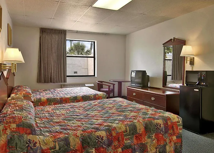 Super 8 By Wyndham Pompano Beach