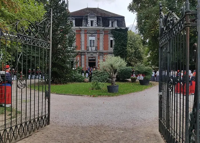 Château Lambert Hotel-Resto-Parking-Shuttle, a 1 ha green Oasis at 8 min from CRL Airport without any noise