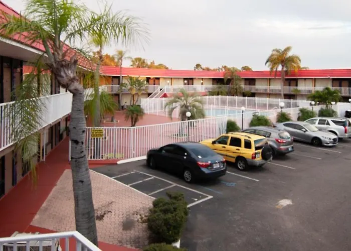 Express Inn & Suites - 5 Miles From St Petersburg Clearwater Airport