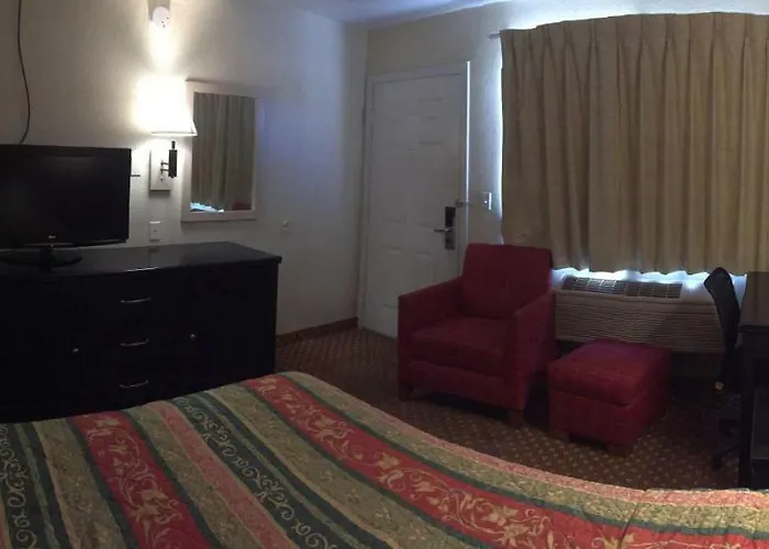 Hilltop Inn & Suites