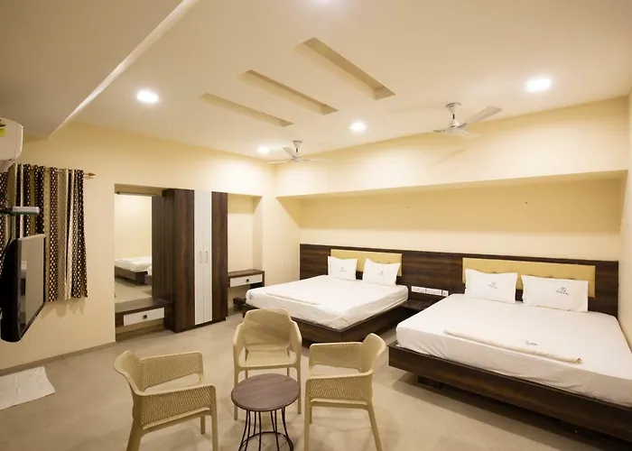 Ponnis Hotel
